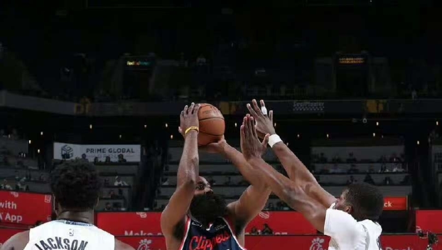 空砍24+8，小卡沮丧离场！哈登再度迷失，下半场仅砍2分