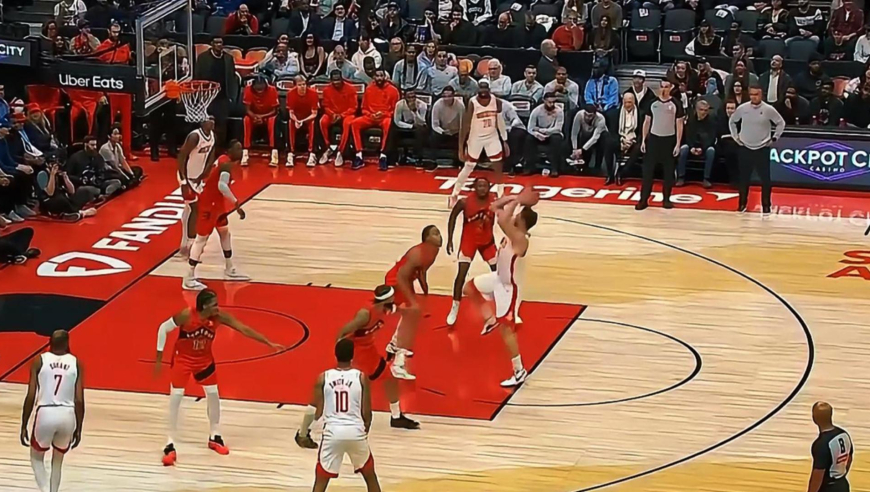 对轰！火箭猛龙首节不到一分钟时间就对轰14分上演精彩对攻大战