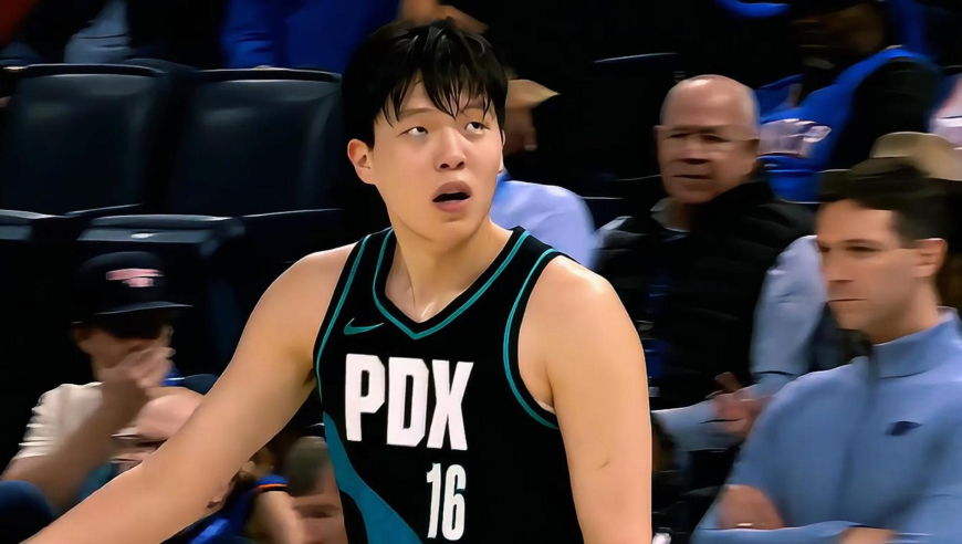 该有的样子！杨瀚森攻防篮板一手抓 随后投压哨中投未能命中