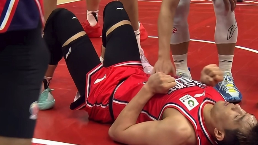 郭艾伦突破中受伤倒地，痛苦捂着左膝望无大碍