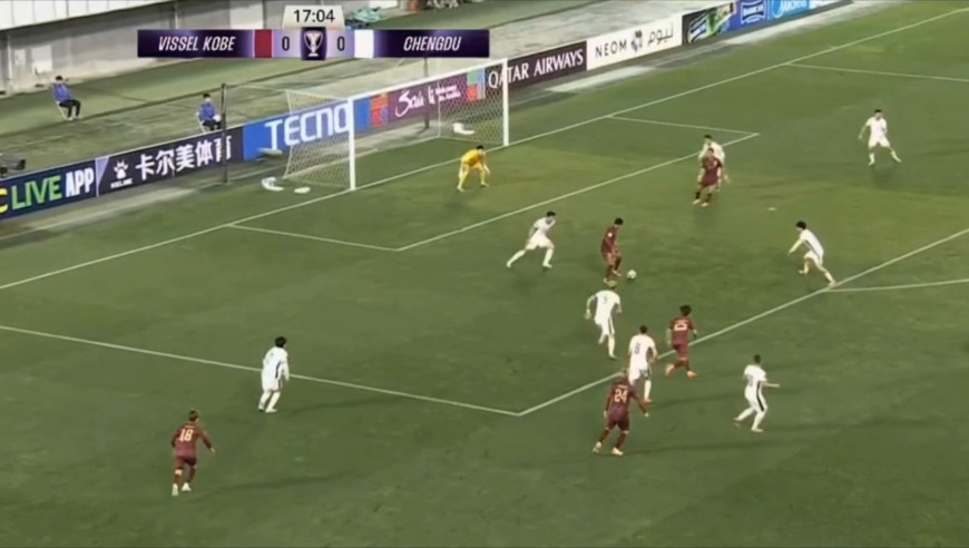 亚冠成都丢球！蓉城防线6人被神户2人戏耍，全程遭牵制没碰到球