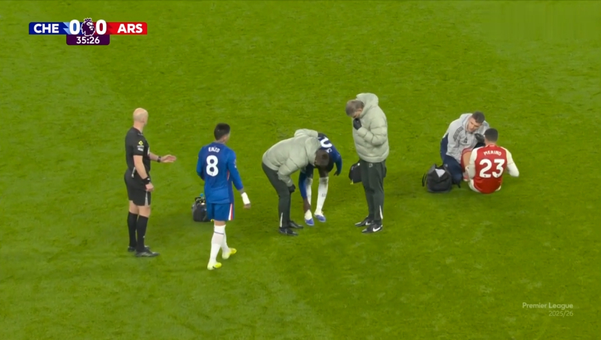 太脏了！慢镜还原凯塞多暴力蹬踏梅里诺脚踝染红，阿森纳全队暴怒