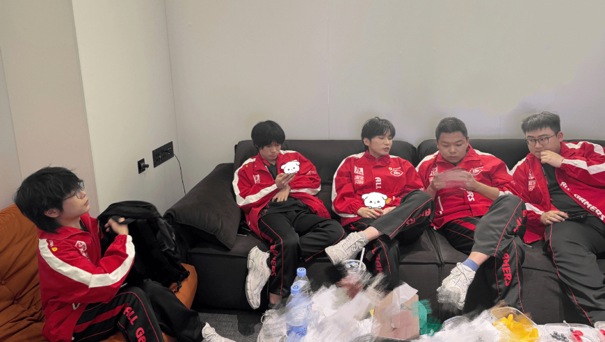 AG超玩会发布赛后复盘照：抓紧复盘中，打起精神加油！