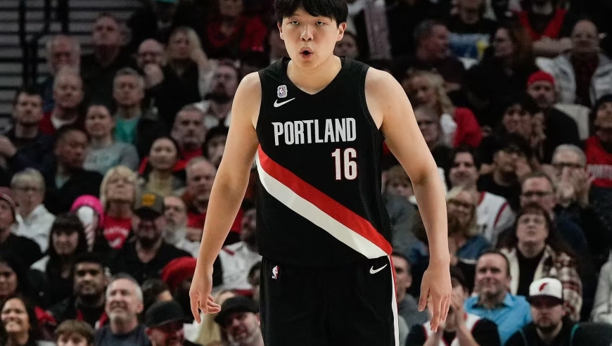 度假还是打球？杨瀚森赛后带女友吃韩餐，球迷坐不住了