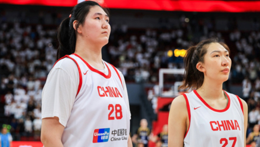 成年国家队首秀！女姚明张子宇18+7集锦 篮下以一敌四拦不住