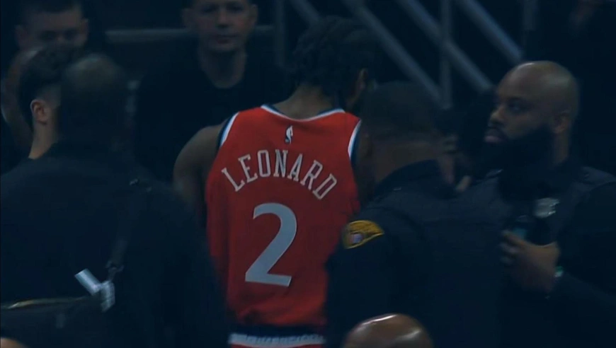 什么情况？莱昂纳德时隔多场复出 开场仅三分钟就离场返回更衣室