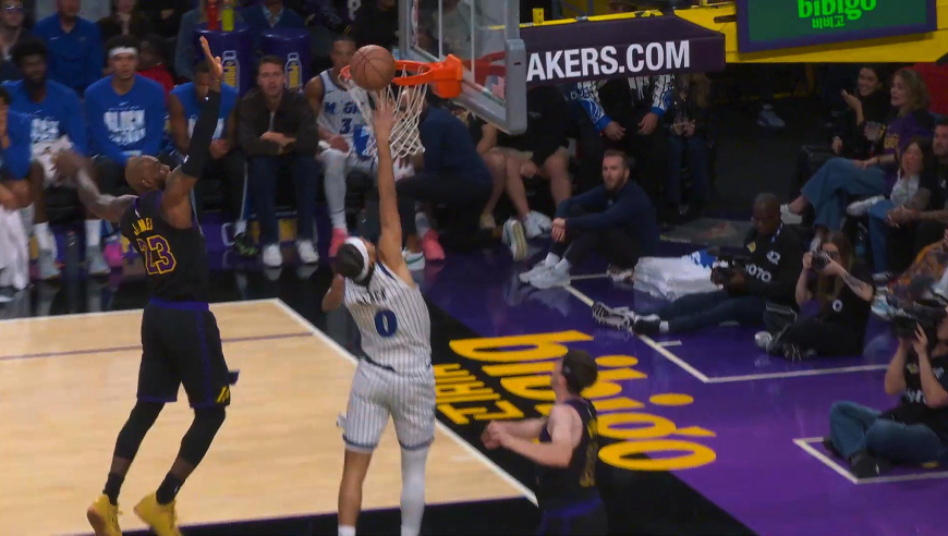 25日NBA官方十佳球：詹姆斯追身大帽布莱克 米切尔战斧隔扣米罗