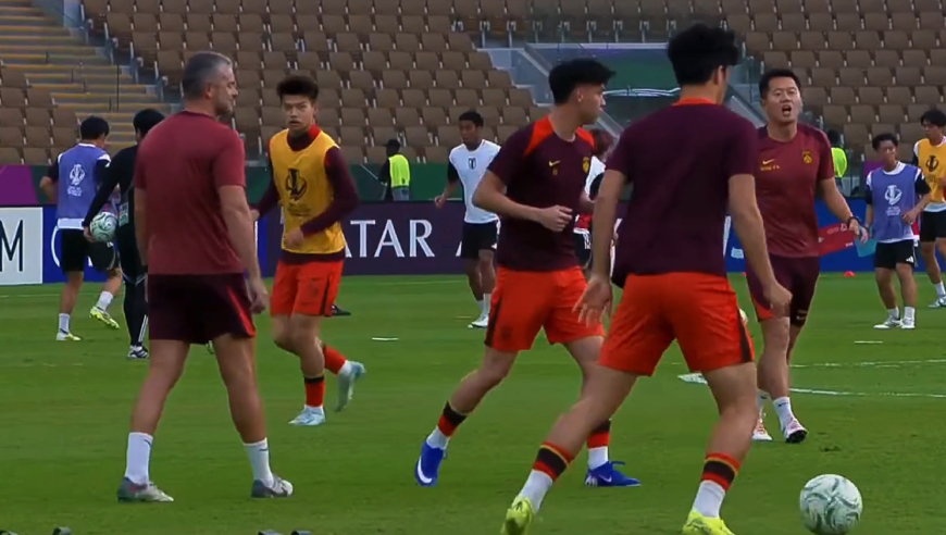 U23亚洲杯即将打响，中日两队抵达赛场开始热身