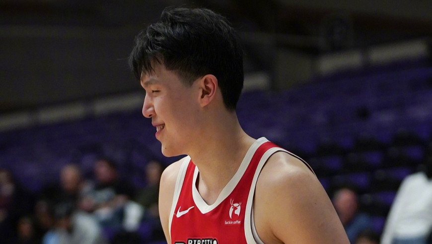 杨瀚森17+11集锦：转身单臂劈扣霸气 飞天血帽送昔日状元富尔茨