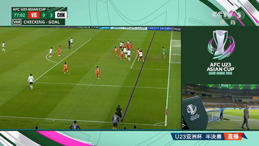 遗憾 彭啸肩膀弹球神奇入门 但被吹越位 越南队报复性犯规吃红牌