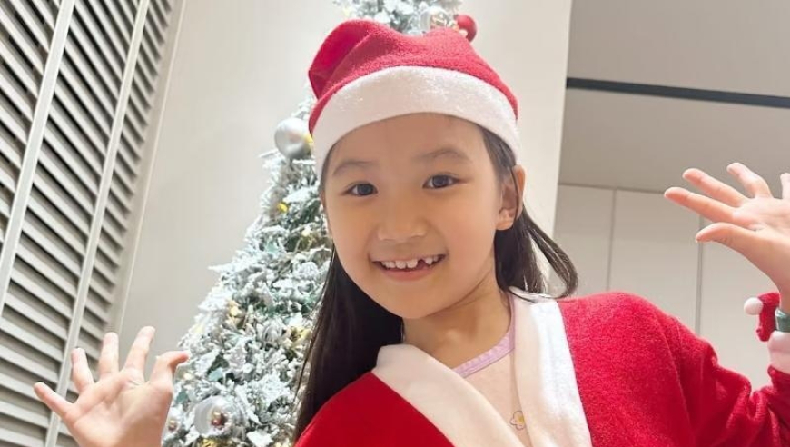 继福原爱怀三胎后，前夫圣诞节晒8岁女儿，2个娃被养得很明媚