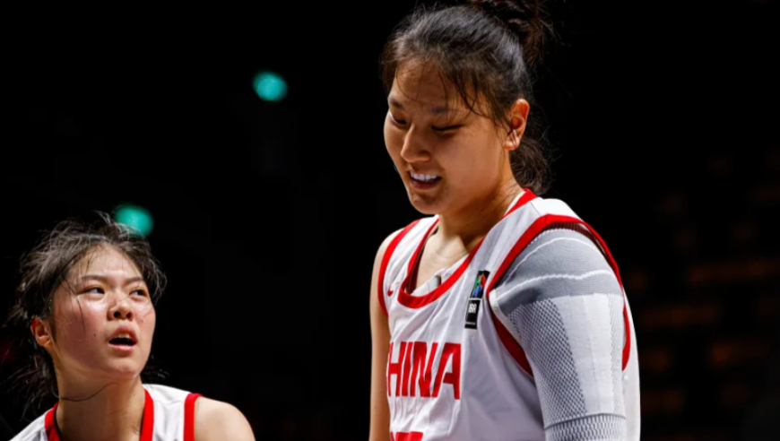 李月汝妹妹太惨！刚拿2分被换下直接DNP 全场1分19秒再沦为看客