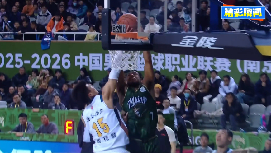 太劲爆！祝铭震沿底线突破起飞双手隔人暴扣 十佳球无疑了