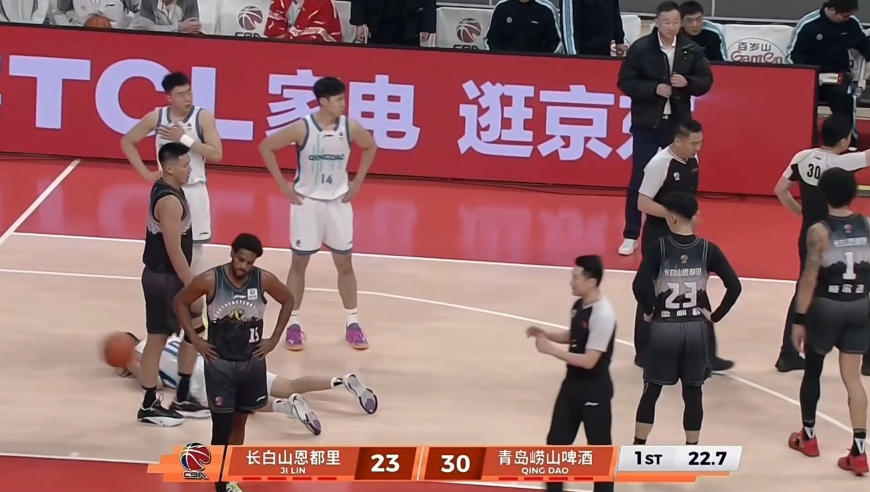 这动作太大！赵嘉义压哨三分命中 同时曾繁日集中张扬被吹违体犯规