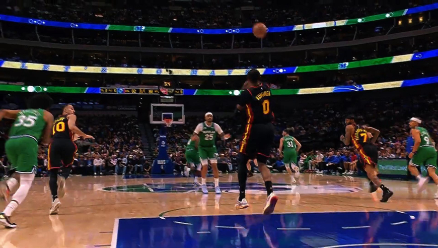 19日NBA官方十佳球：詹姆斯滑翔+空接劈扣 库明加后场超远压哨三分