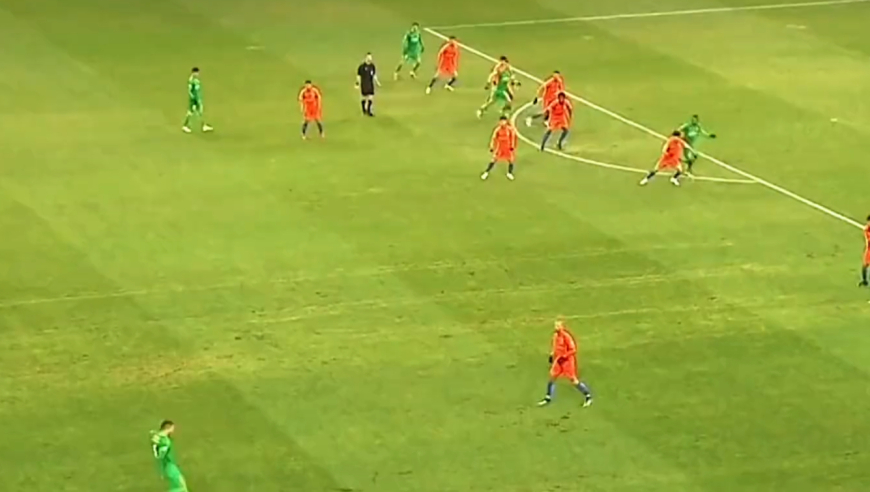 体坛记忆｜见识一下王大雷手抛球的威力！