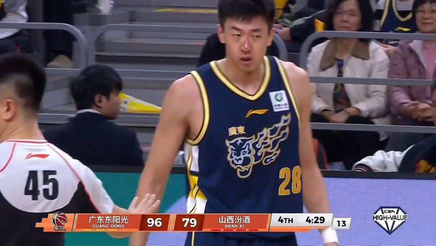 裁判都拦不住！王少杰被迪亚洛拉出底线鼻子撞出血 前者暴怒引冲突