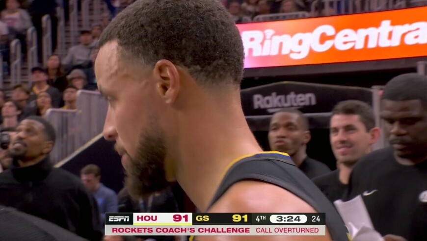 阿门撞倒库里二人双双倒地 火箭挑战改判库里犯规