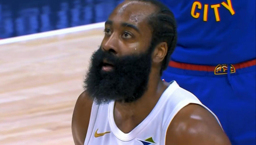 登神发威！哈登抛投再造掘金三分犯规连拿5分助骑士一波追回分差