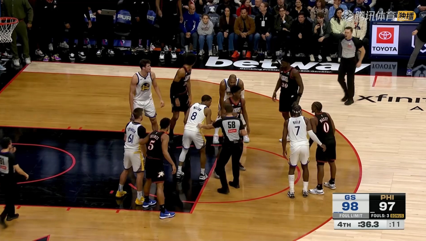 太好笑！费城勇士争球裁判直接抛向勇士一边 两个解说都看笑了