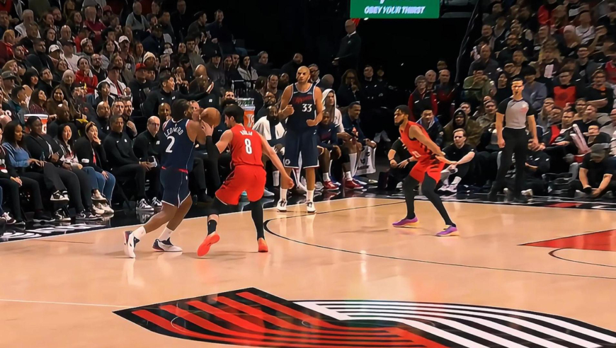 不只会3+1还会3+3！快船三分命中又造犯规 罚球不中再造三分犯规