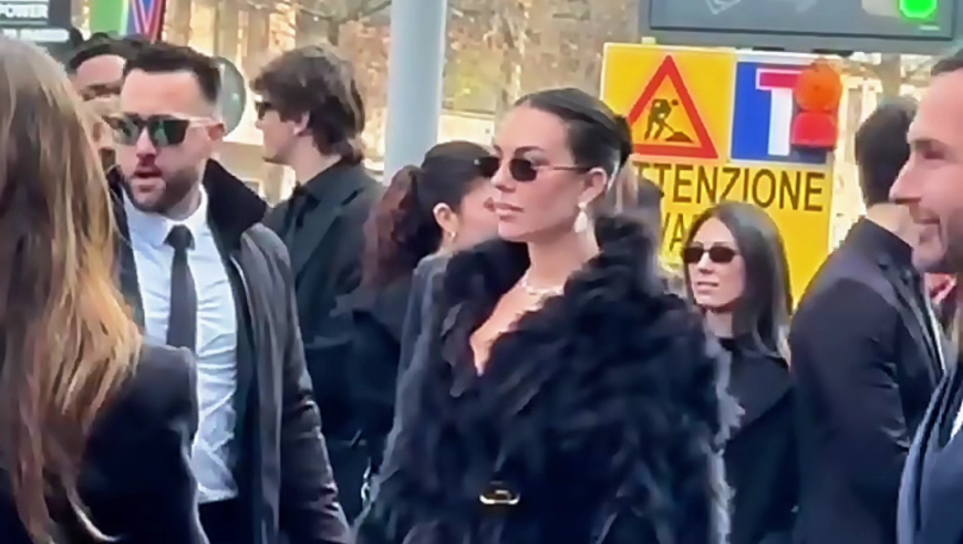 C罗女友乔治娜出席米兰时装秀，一身黑色彰显女王范