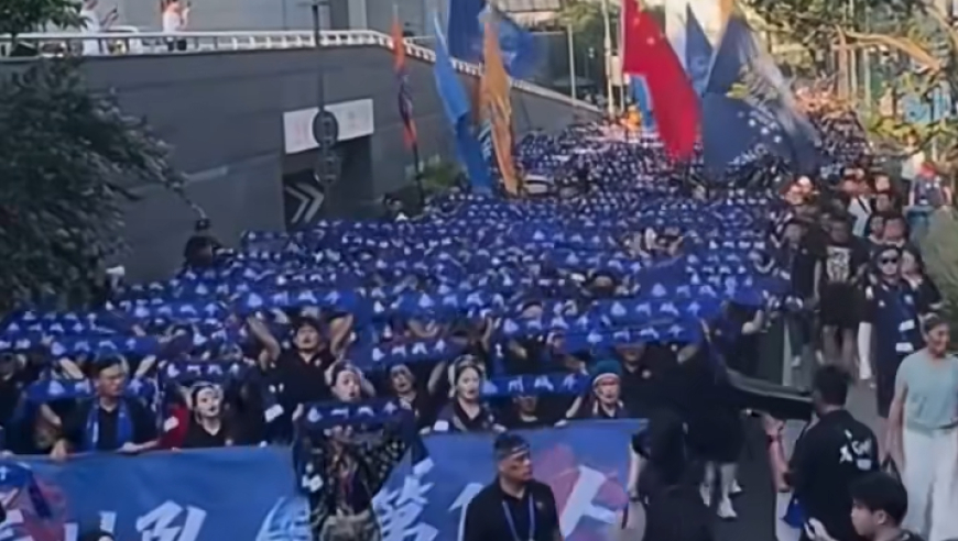 太震撼了！泰州球迷大军疯狂杀入南京，敲锣打鼓+一路高歌