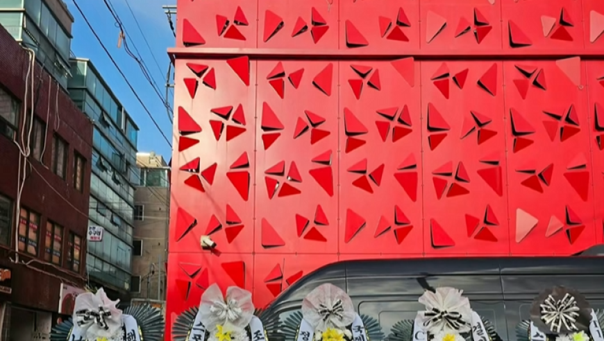 T1大楼门口又被摆满花圈，要求教练为未拿到MSI和石油杯冠军辞职