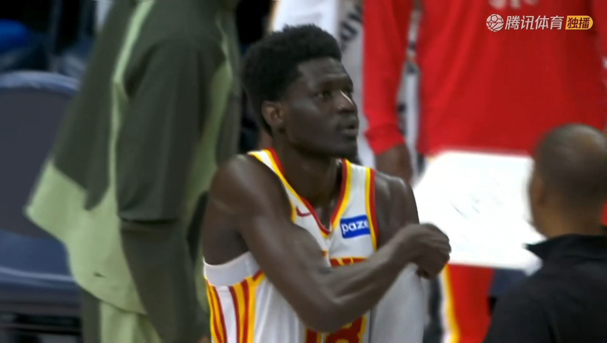 又打一架！里德盖耶互相拉拽引爆冲突 裁判回看后将2人驱逐