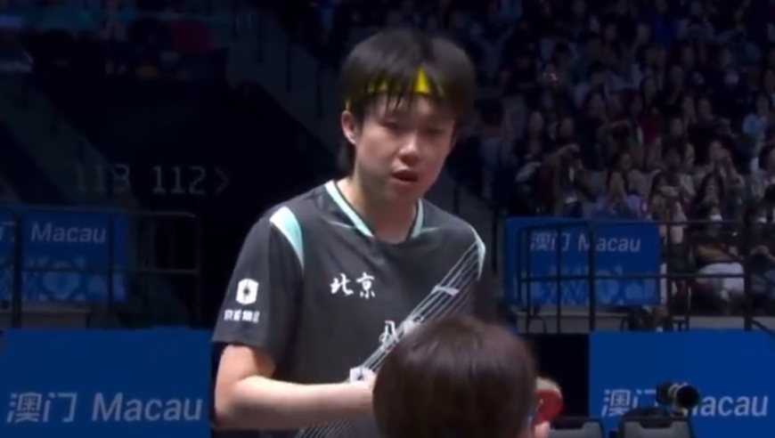 王楚钦对裁判发脾气情有可原！毛巾被私自拿走，肉眼可见慌乱了