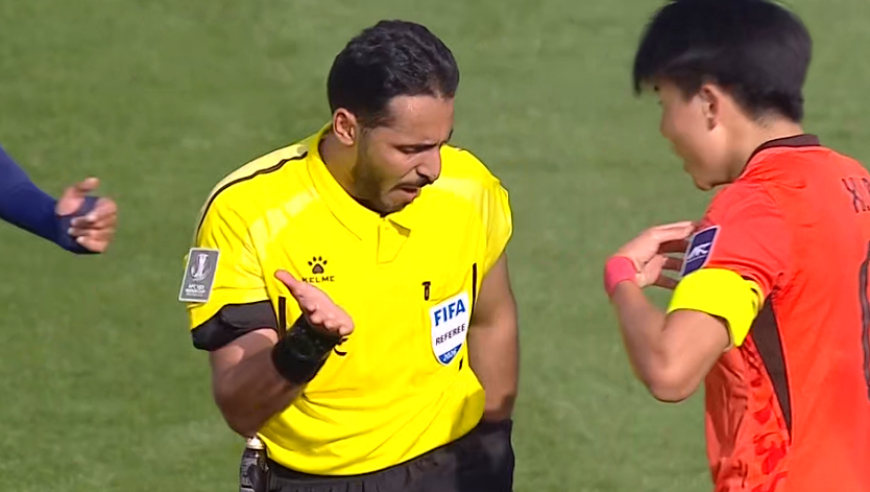 29分钟连吃3黄！U23国足遭针对，胡荷韬暴怒，媒体人集体不满