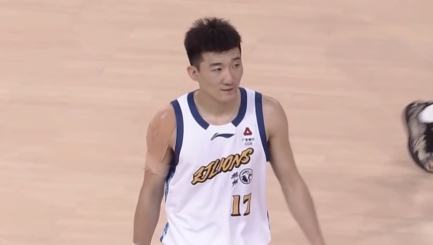 孙铭徽携家人看CBA比赛，却与现场安保人员起冲突