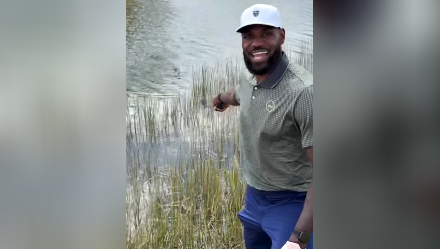 惊魂一刻！詹姆斯和布朗尼打高尔夫时遇到鳄鱼 硬着头皮去捡球