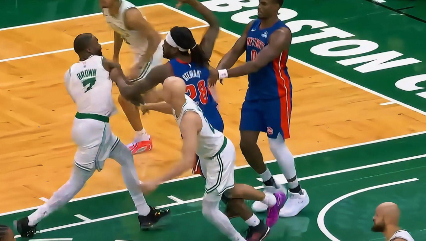 日常打架！杰伦布朗与斯图尔特抢篮板时激烈对抗爆发冲突全过程