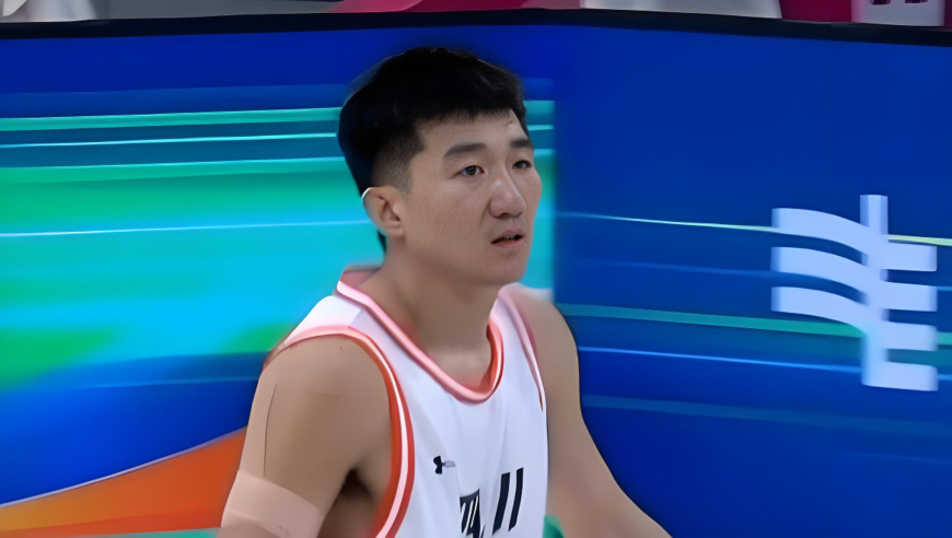 上场 | 三分8中1拖垮豪阵，亲手葬送冠军梦，他让周琦600万打水漂