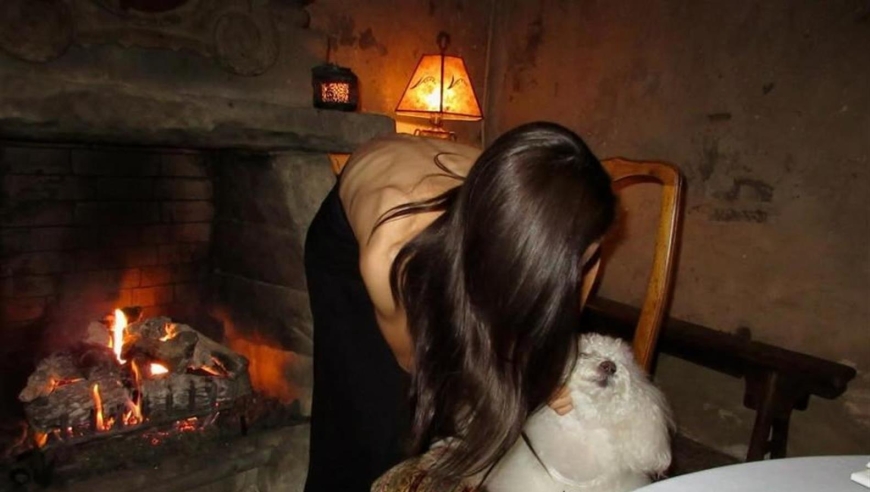 贝克汉姆31岁儿媳暴瘦引关注，肋骨根根分明，和大布在餐桌旁甜蜜