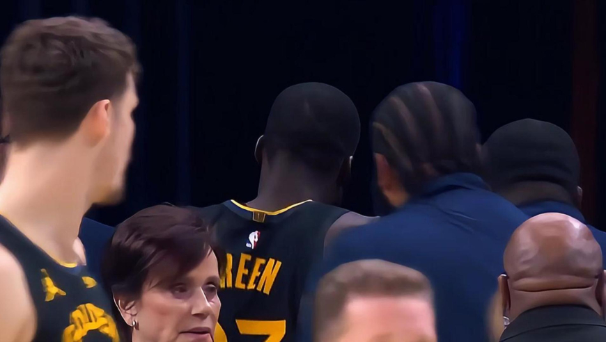 我还没出手你就被驱逐了！追梦格林连吃技犯被罚出场 狄龙似笑非笑