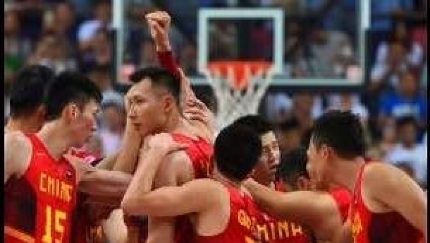 体坛记忆｜中国男篮史上最逆天的绝杀！王仕鹏最后5.8秒绝境三分逆天改命！就连解说都喊到嗓子沙哑，这球真的可以吹一辈子！