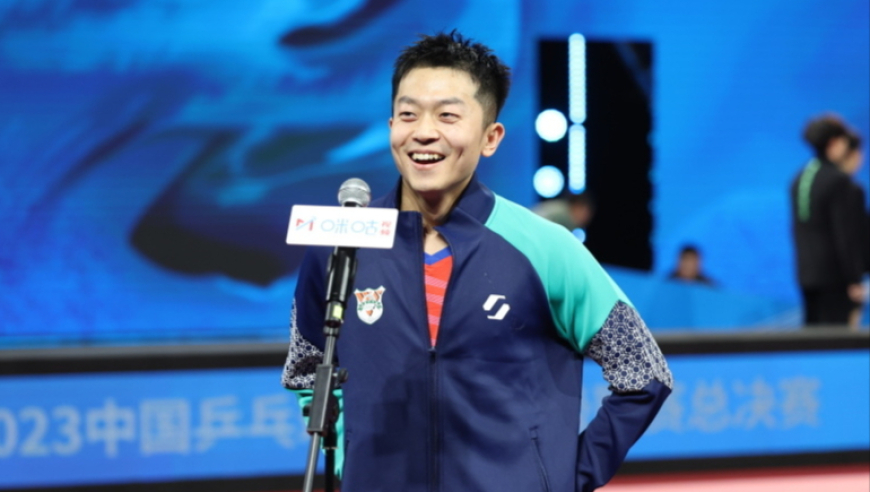 郎才女貌太般配！中国乒乓球又一冠军小情侣曝光，携手出游超甜蜜