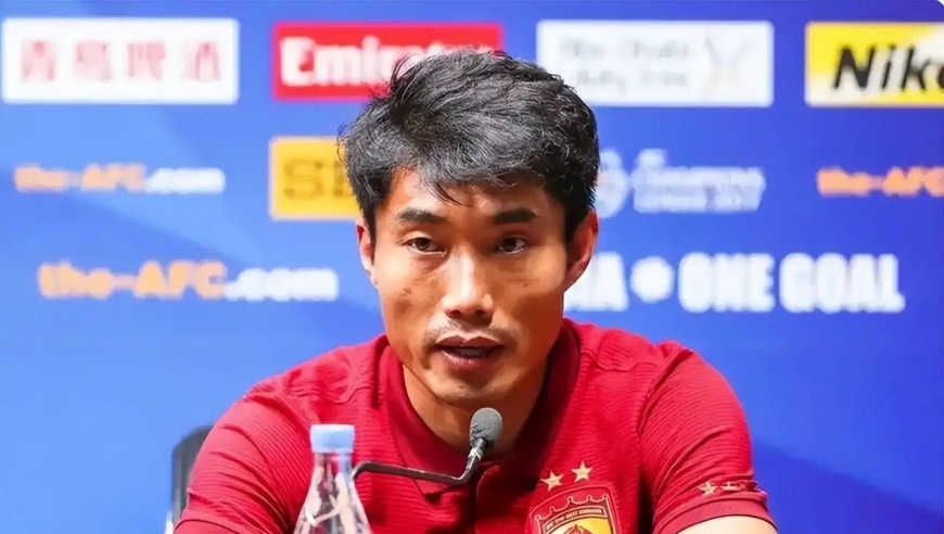 换帅后，国足能否复兴？58岁久尔杰维奇临时救火，球迷直言‘郑智不下台谁来也没用’
