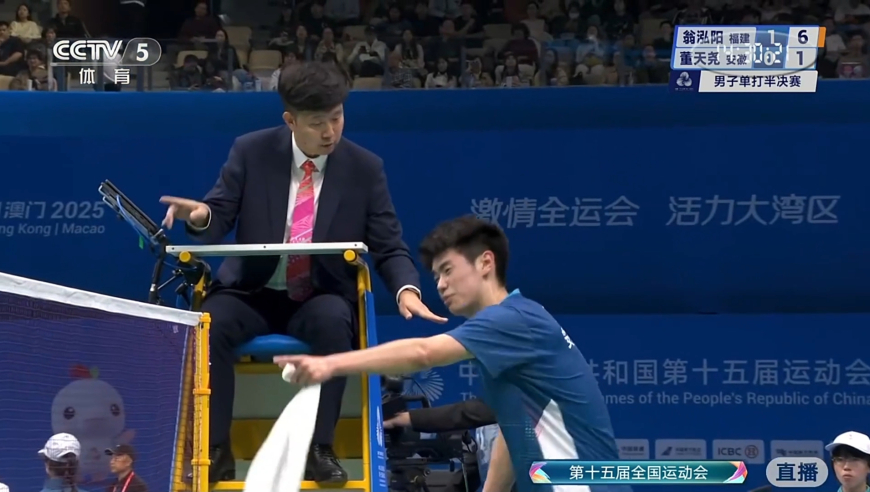 还是年轻！董天尧对判罚不满找裁判争论 随后再杀相同位置示意裁判