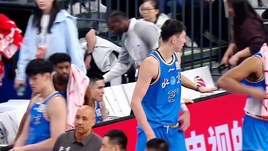 一剑封喉！慢镜回看珀赛尔制胜抛投 读秒绝杀战胜北京赵睿看懵