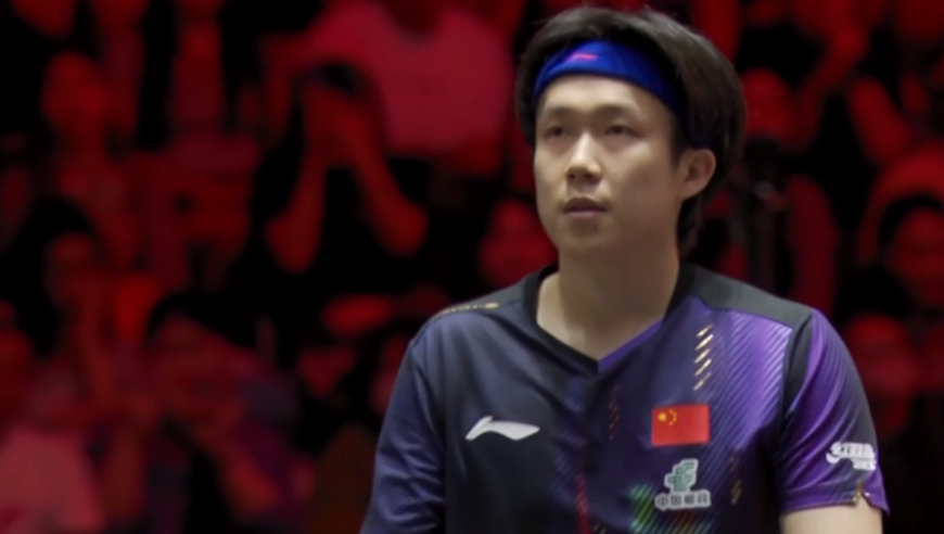 王楚钦准备给等候的球迷签名，突然周围人大呼小叫，他停下笔赶紧离开