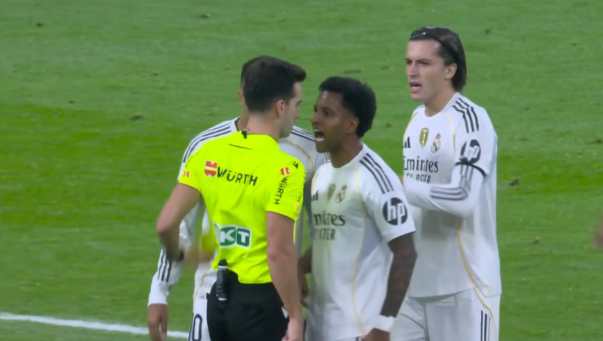 皇马主场两人染红全过程：主裁化身发牌师谁抗议牌给谁，用牌镇场连解说也看不下去了