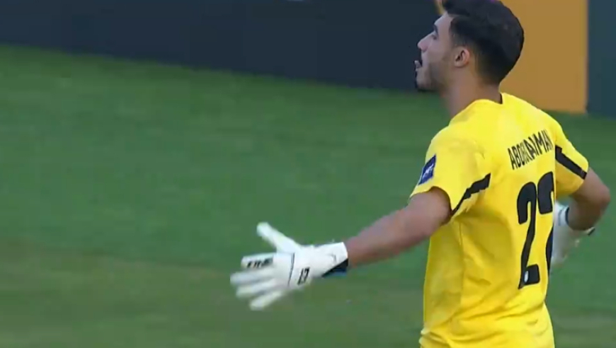 U23亚洲杯离谱一幕！约旦门将扑点后疯狂庆祝，目送皮球入网