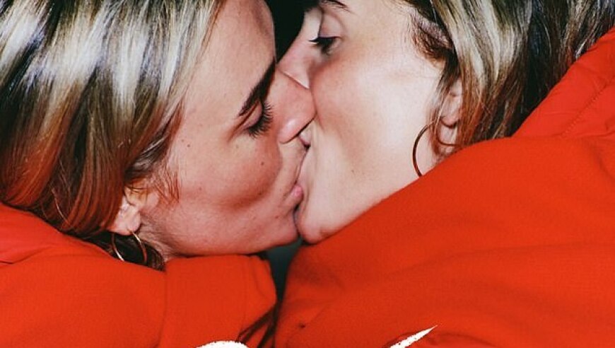 荷兰女国脚罗尔德公开谈论与女友恋情，两人曾因亲密照片受批评