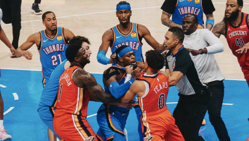 终场哨响正式开打！3分钟内二番战 多人参与剧烈冲突 秒变橄榄球场