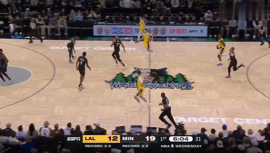 太刺激！慢镜还原里夫斯最后1秒1v3逆天绝杀森林狼，詹姆斯疯狂欢呼