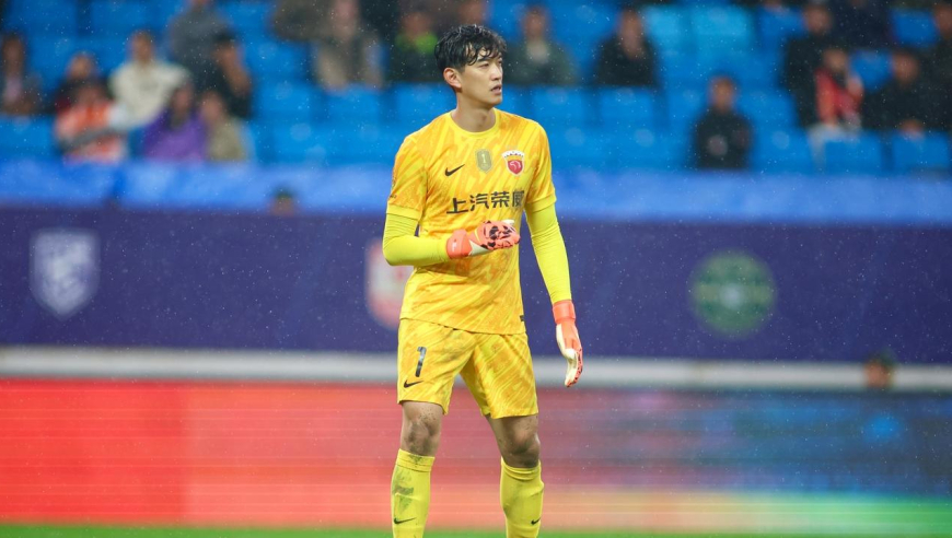 险同夜两相同逆天乌龙！日本前国脚业余回传，海港类似传球颜骏凌救主