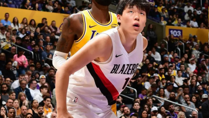 杨瀚森1分1板赛后带女友吃宵夜遭批，球迷：成绩不好呼吸都是错的